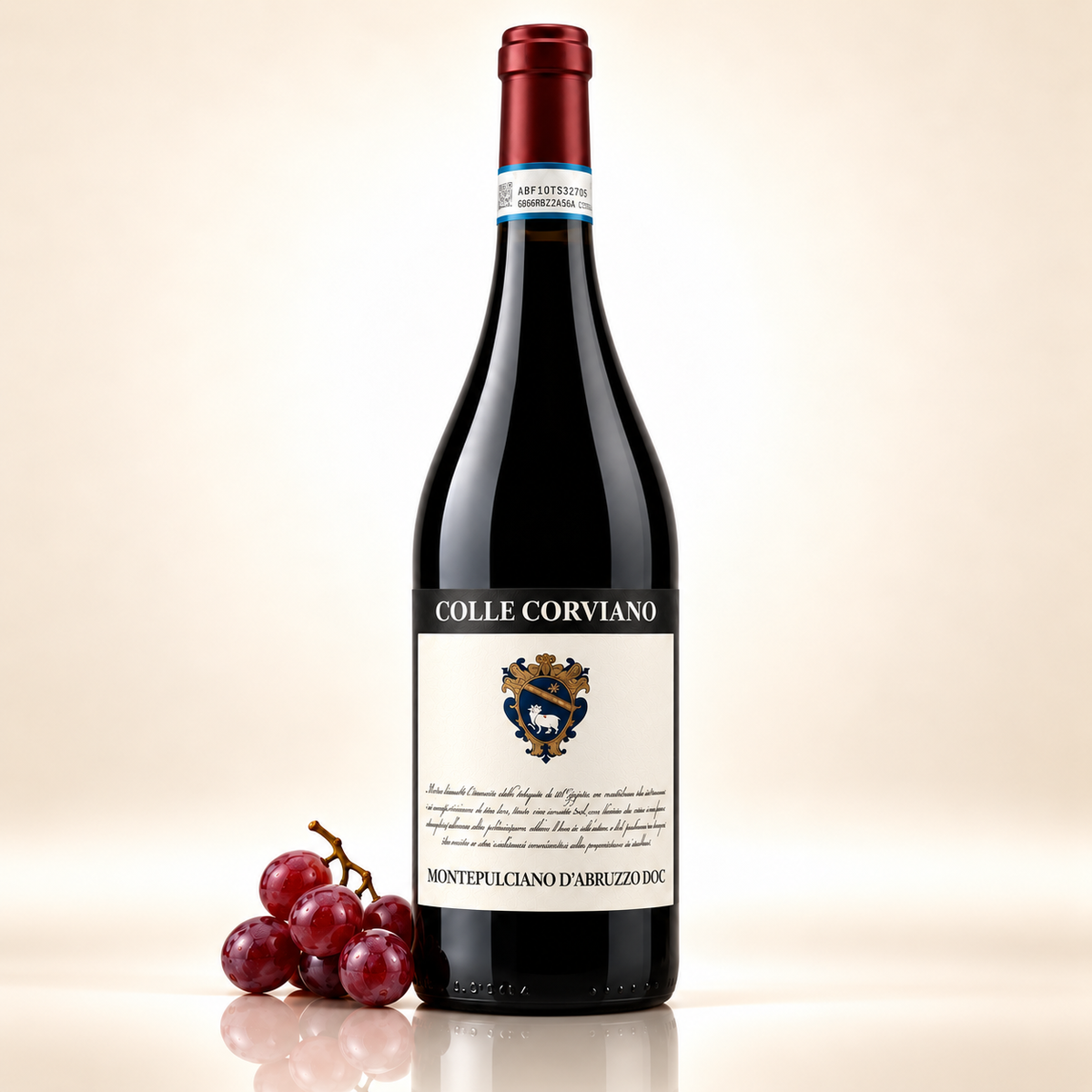 Colle Corviano Montepulciano d'Abruzzo DOC 2022 – 750 ml – mit roten Trauben auf cremefarbenem Hintergrund mit Spiegelung