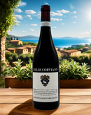 Colle Corviano Montepulciano d’Abruzzo DOC auf rustikalem Holztisch mit mediterraner Aussicht und Pflanzen – hochwertiger italienischer Rotwein aus den Abruzzen, jetzt online bestellen bei Bella Italia Store
