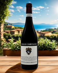 Colle Corviano Montepulciano d’Abruzzo DOC auf rustikalem Holztisch mit mediterraner Aussicht und Pflanzen – hochwertiger italienischer Rotwein aus den Abruzzen, jetzt online bestellen bei Bella Italia Store
