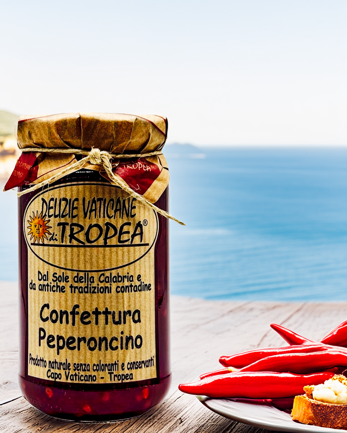 Confettura Peperoncino aus Kalabrien – scharfe Chili-Marmelade im Glas mit frischen Peperoncini und Meeresblick, serviert auf einem rustikalen Holztisch im mediterranen Stil