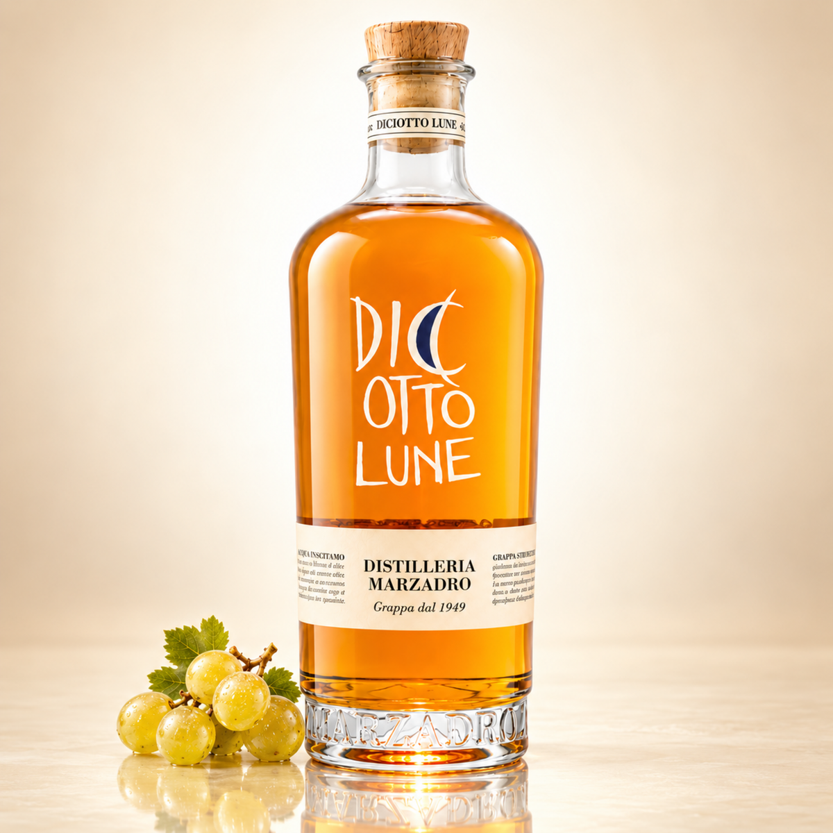 Diciotto Lune - Grappa Stravecchia – 700 ml – Flasche auf cremefarbenem Hintergrund mit Trauben und Spiegelung