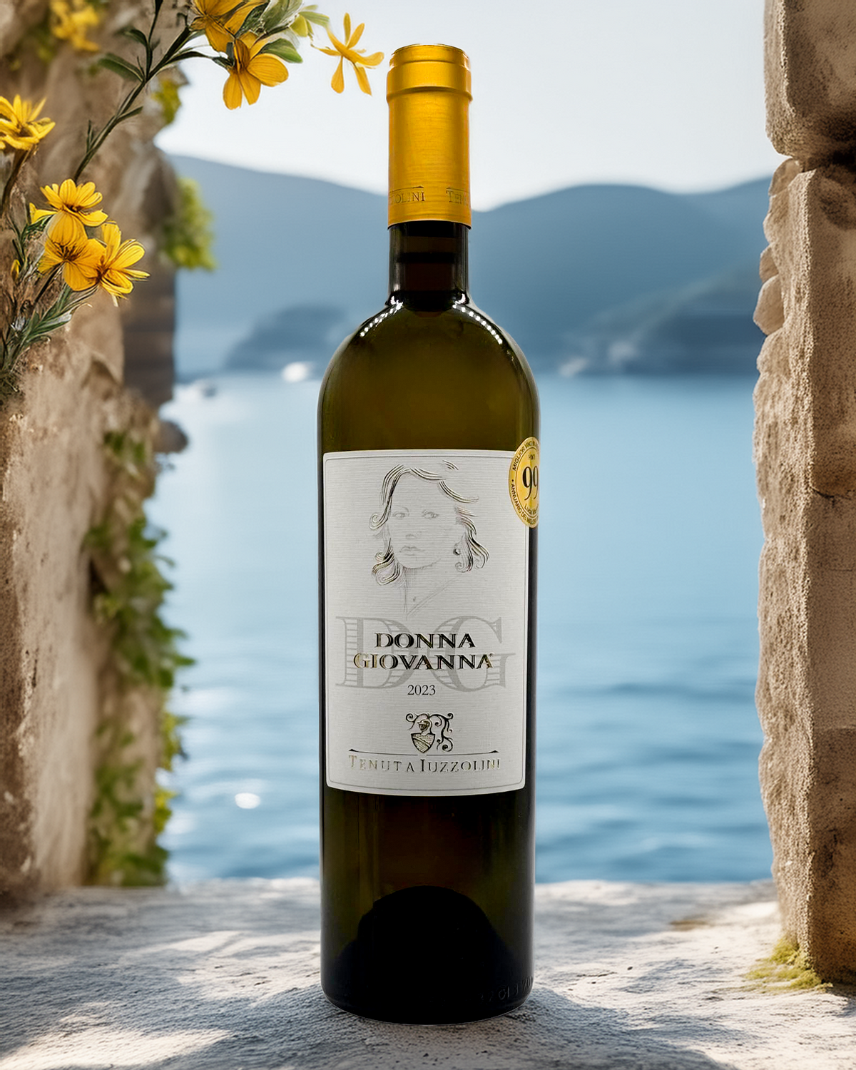 Donna Giovanna Weißwein 2023 von Tenuta Iuzzolini mit mediterranem Hintergrund, gelben Blumen und Meerblick – eleganter italienischer Weißwein aus Kalabrien jetzt online kaufen bei Bella Italia Store
