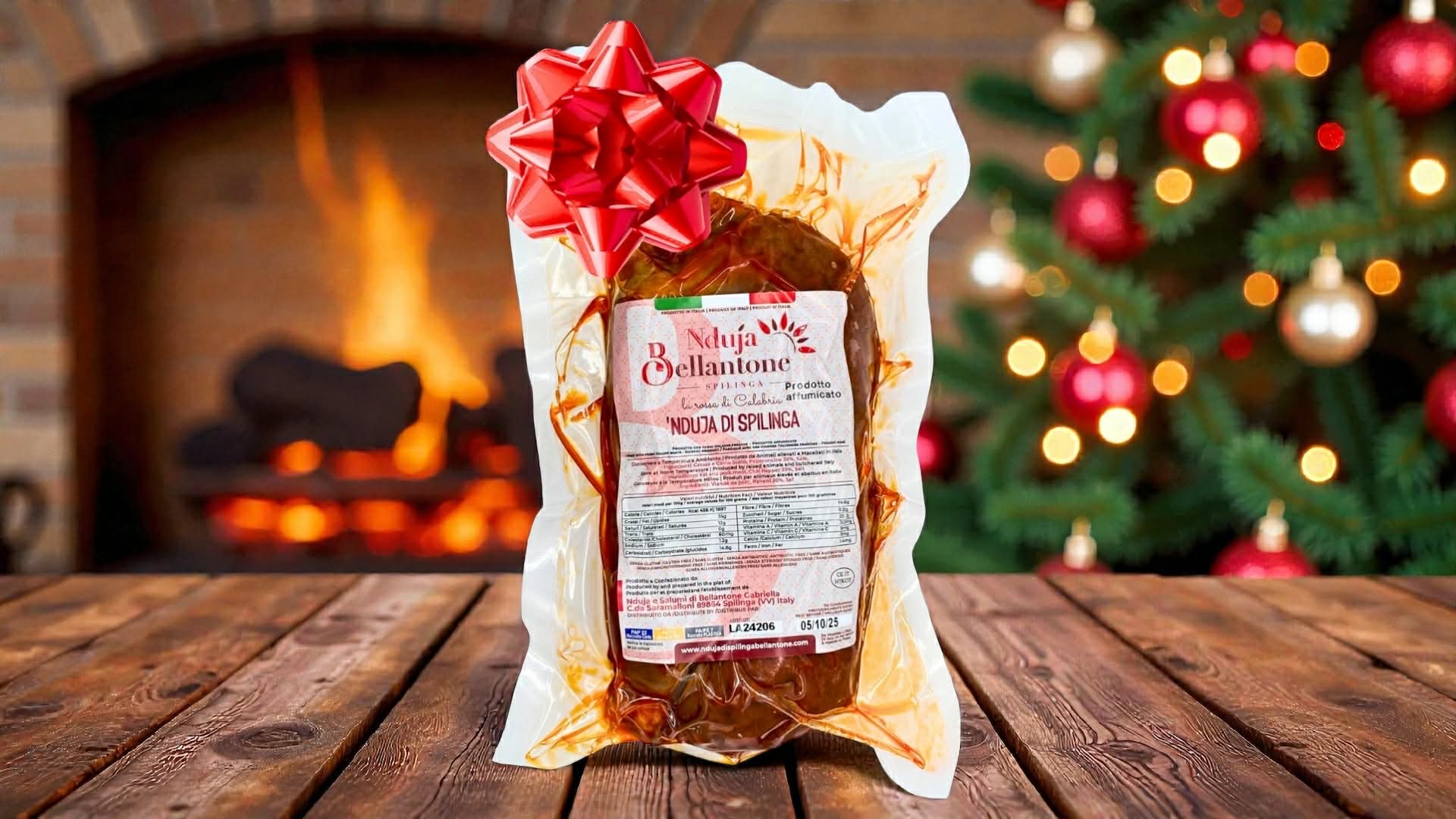 ’Nduja di Spilinga Bellantone 500 g – scharfe kalabrische Streichwurst, vakuumverpackt, festliche Präsentation vor Kamin und Weihnachtsbaum