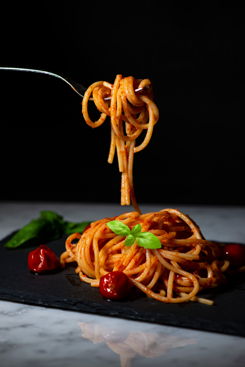 Leckere italienische Pasta mit Tomatensauce und Basilikum