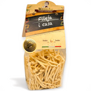 Fileja i casa traditionelle kalabrische Pasta aus Italien, handgemachte Hartweizengrießpasta in Originalverpackung auf weißem Hintergrund