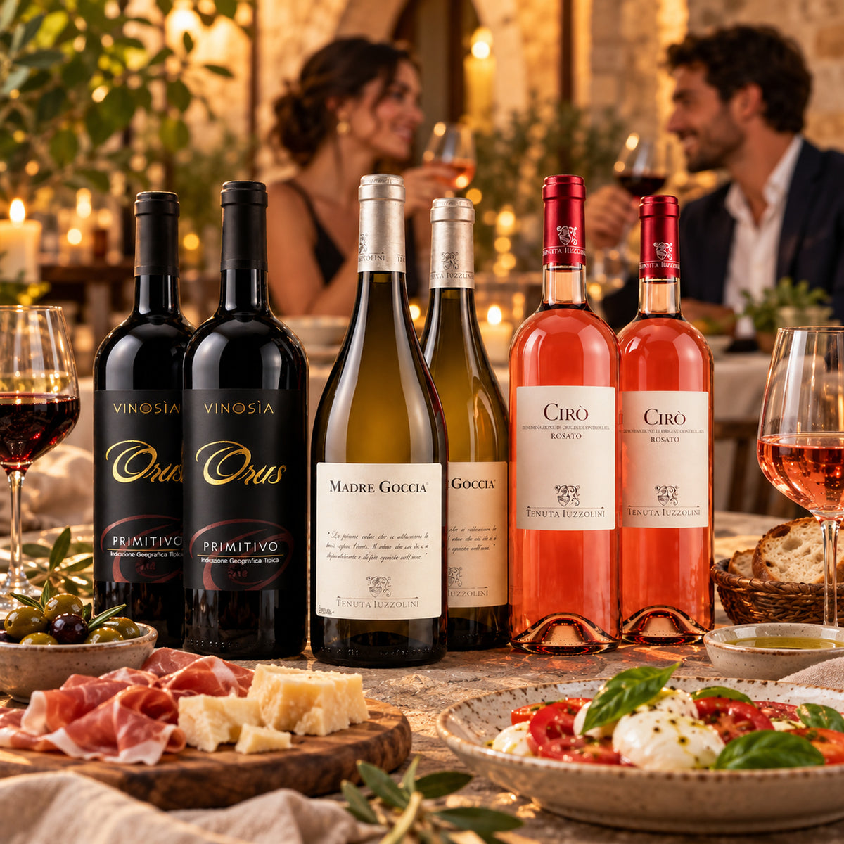 Italienisches Weinpaket – Rot, Weiß & Rosé 6er Set aus Italien – Italienische Tischatmosphäre mit Gästen