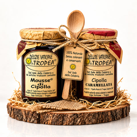 Zwiebelmousse aus Tropea IGP Geschenkset – Cipolla Caramellata & italienische Antipasti aus Kalabrien – Produktset auf der originalen Unterlage
