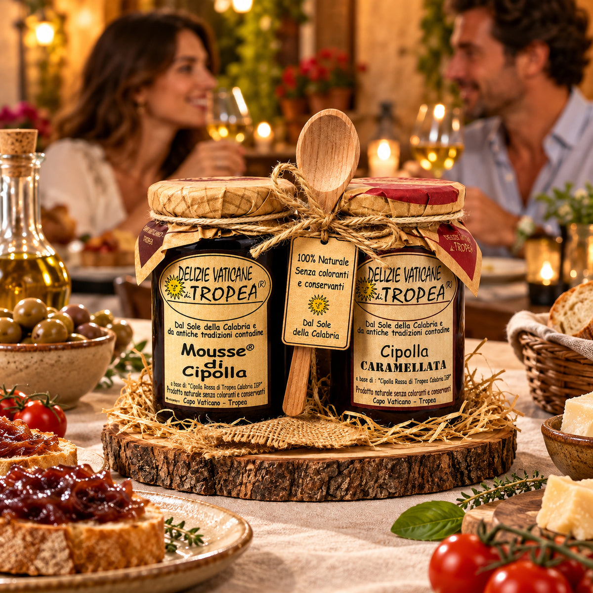 Zwiebelmousse aus Tropea IGP Geschenkset – Cipolla Caramellata & italienische Antipasti aus Kalabrien – Italienische Tischatmosphäre mit Gästen