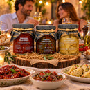 Sizilianische Antipasti 270g – Artischocken, Pomodori & mediterrane Feinkost aus Italien – Italienische Tischatmosphäre mit Gästen