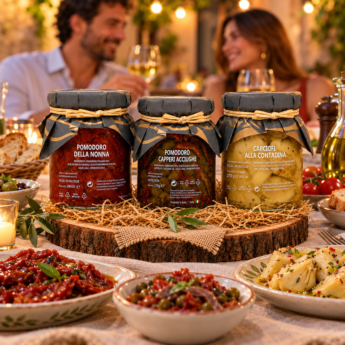 Sizilianische Antipasti 270g – Artischocken, Pomodori & mediterrane Feinkost aus Italien – Italienische Tischatmosphäre mit Gästen