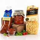 Fileja Calabrese mit Pesto Siciliano und Peperoncino – Italienisches Genuss Paket – Produktset auf der originalen Unterlage