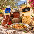 Fileja Calabrese mit Pesto Siciliano und Peperoncino – Italienisches Genuss Paket – Serviervorschlag auf einer italienischen Terrasse