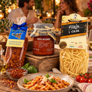 Fileja Calabrese mit Pesto Siciliano und Peperoncino – Italienisches Genuss Paket – Italienische Tischatmosphäre mit Gästen