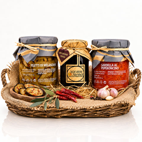Italienische Antipasti Spezialitäten – Auberginen, Tropea Zwiebelmousse & Sardella al Peperoncino – Produktset auf der originalen Unterlage