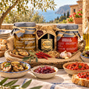 Italienische Antipasti Spezialitäten – Auberginen, Tropea Zwiebelmousse & Sardella al Peperoncino – Serviervorschlag auf einer italienischen Terrasse