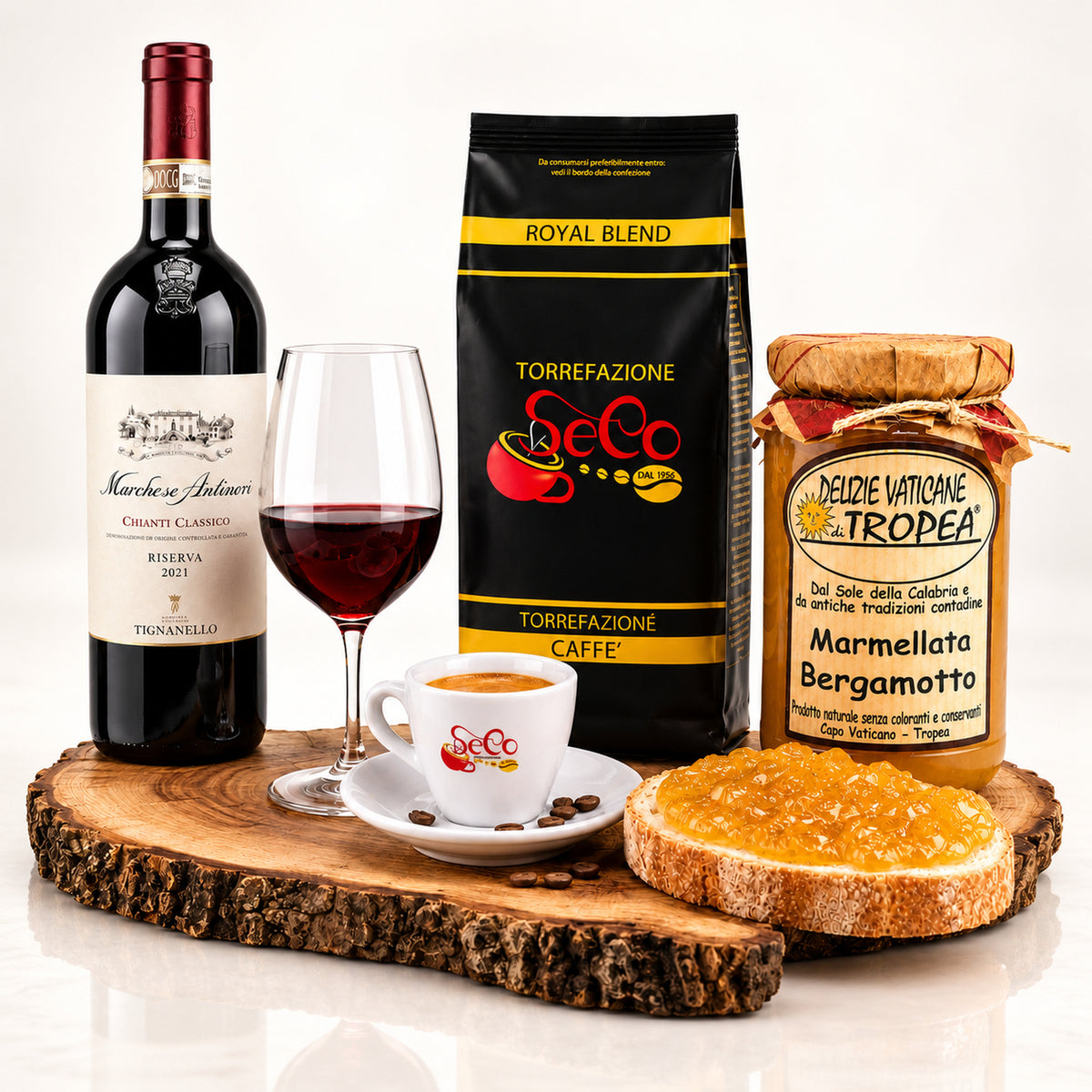 Italienisches Feinkost Paket mit Chianti, Kaffee & Bergamotte Marmelade – Produktset auf der originalen Unterlage