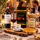 Italienisches Feinkost Paket mit Chianti, Kaffee & Bergamotte Marmelade – Italienische Tischatmosphäre mit Gästen