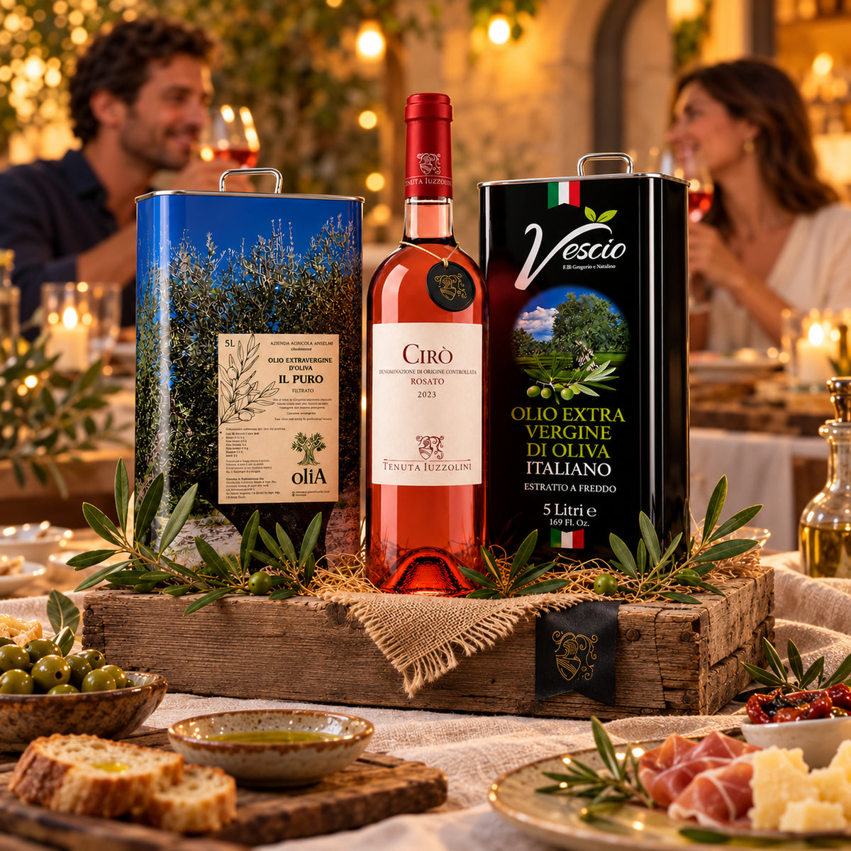 Italienisches Olivenöl Geschenkset – Premium Olivenöl aus Kalabrien mit Roséwein – Italienische Tischatmosphäre mit Gästen