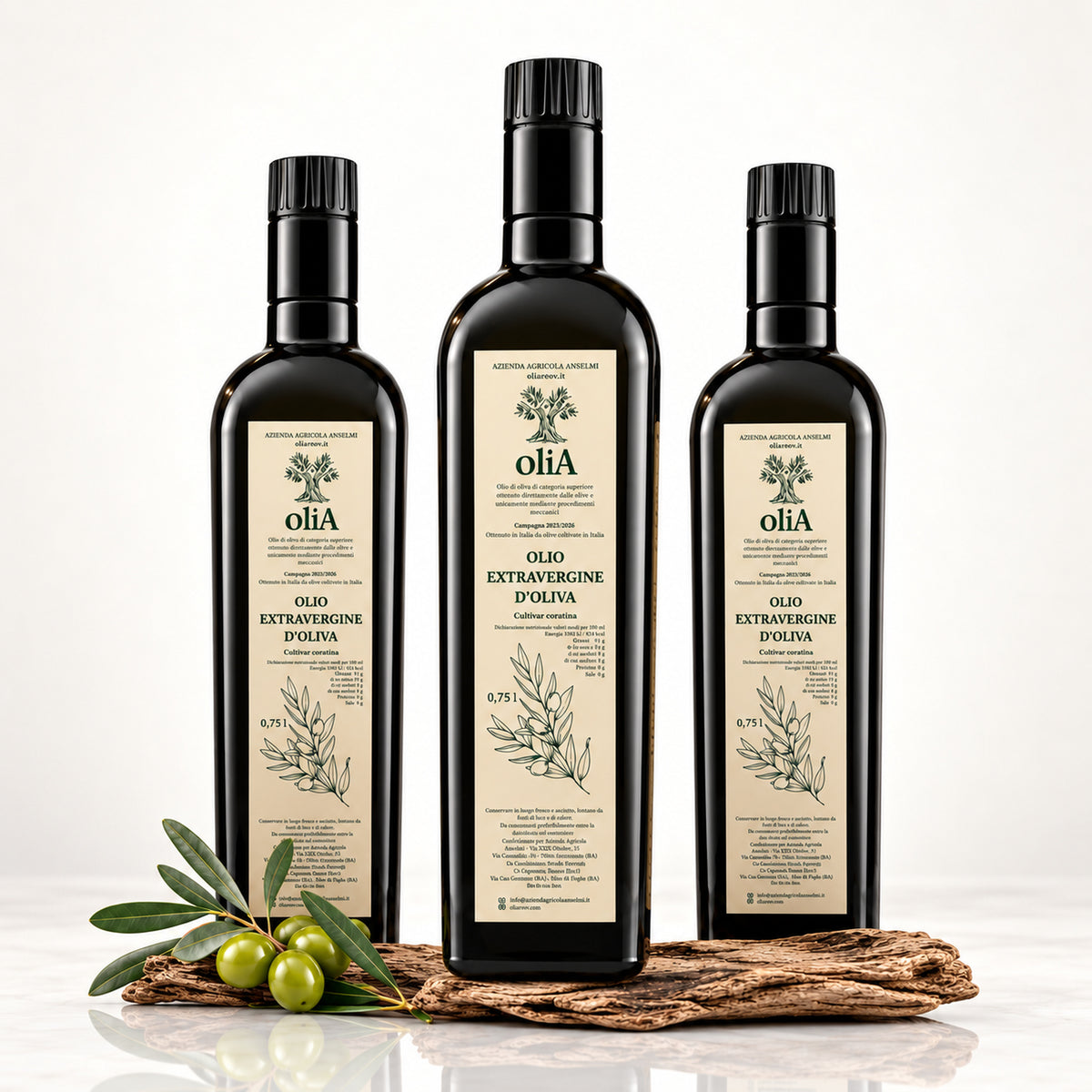Familienpaket Olia Extra Vergine – 3 Flaschen à 750 ml aus Apulien – Produktset auf der originalen Unterlage