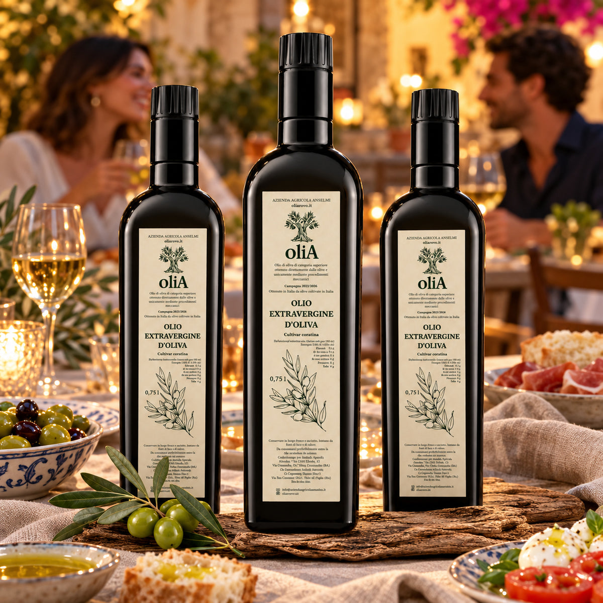 Familienpaket Olia Extra Vergine – 3 Flaschen à 750 ml aus Apulien – Italienische Tischatmosphäre mit Gästen