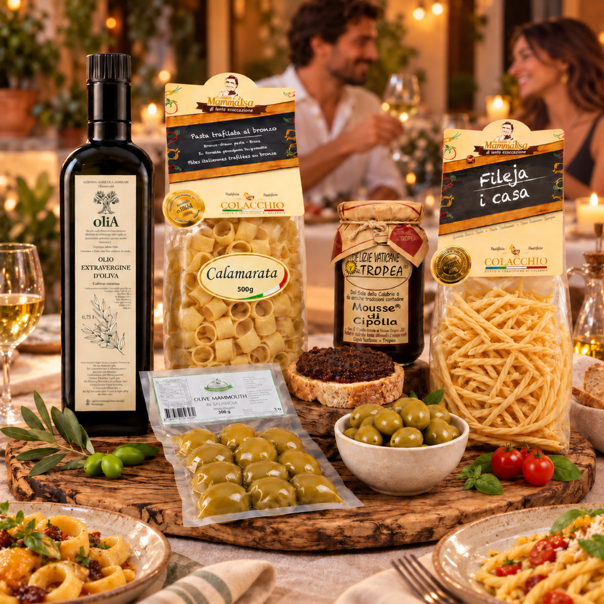 Italienisches Delikatessen Paket – Genussreise durch Kalabrien und Apulien – Italienische Tischatmosphäre mit Gästen