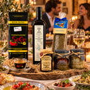 Italienisches Feinkost mit Espresso, Olivenöl & Delikatessen – Italienische Tischatmosphäre mit Gästen