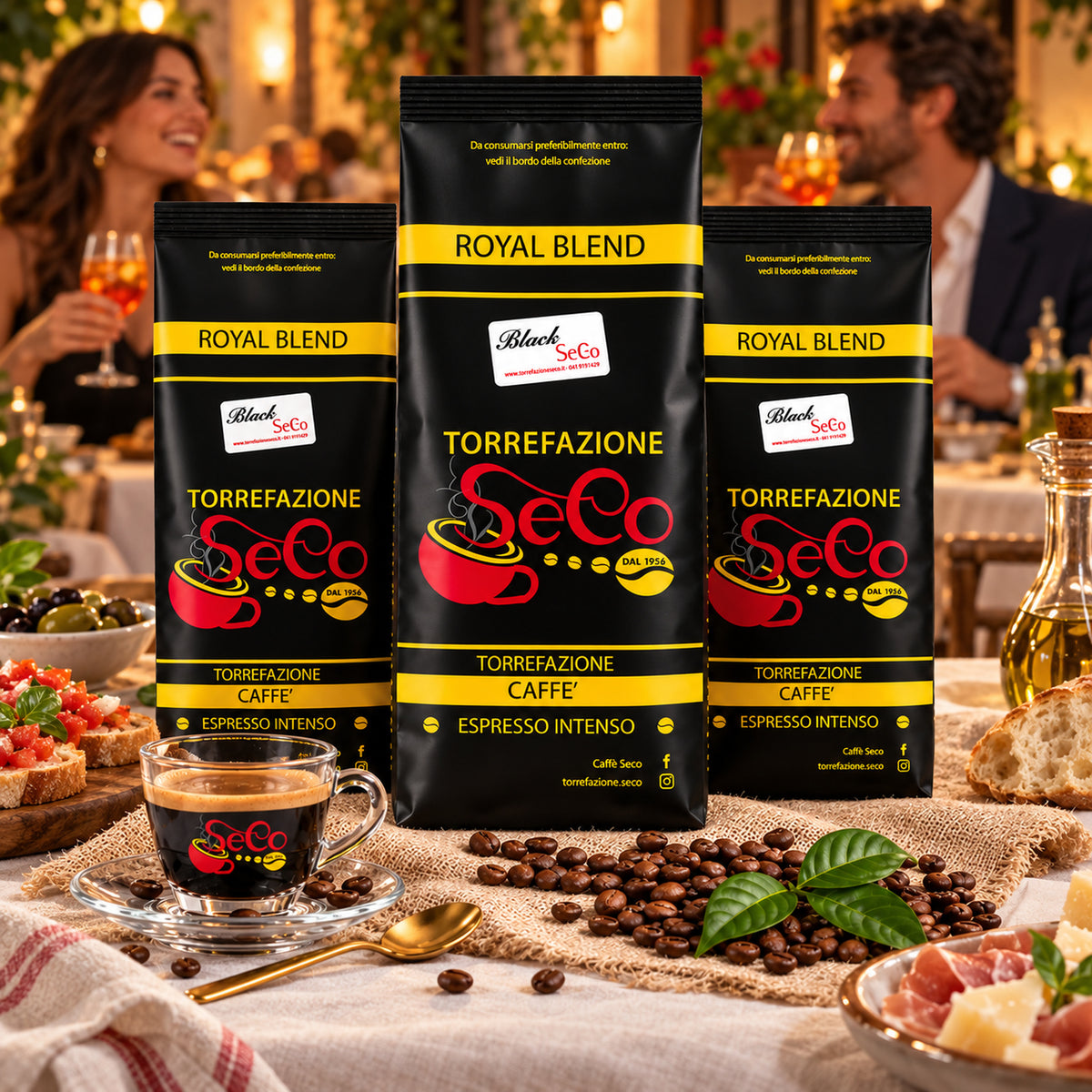 Espresso Paket Italien – 3x SeCo Royal Blend Espresso Intenso 1kg – Italienische Tischatmosphäre mit Gästen