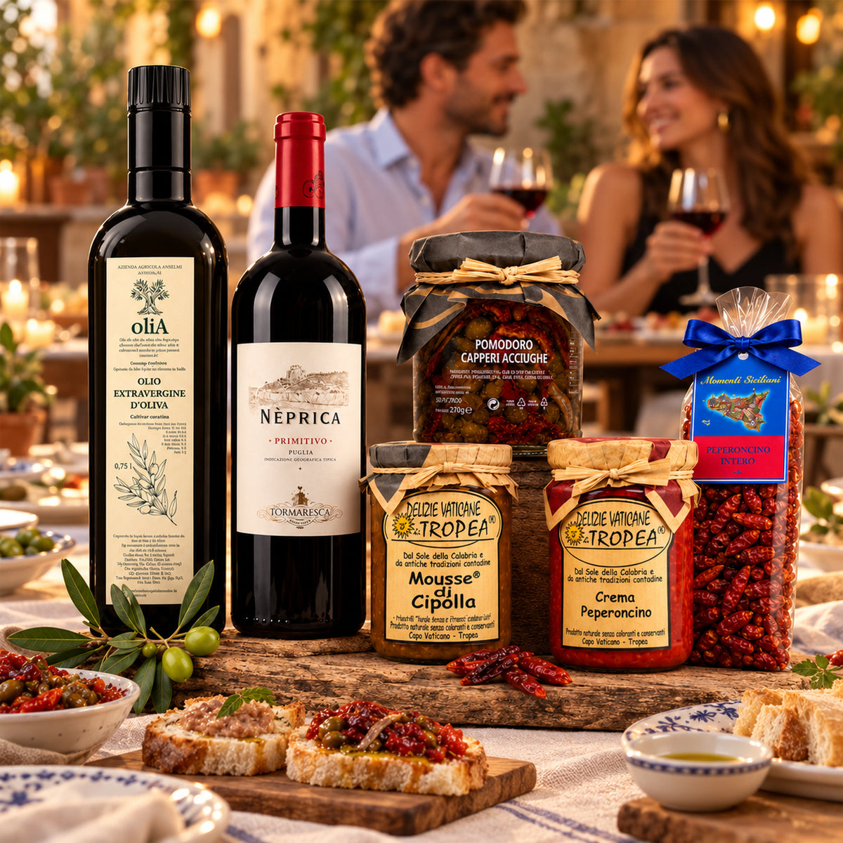 Italienische Gourmet Paket – Das Essenza Paket mit Olivenöl, Primitivo & Delikatessen – Italienische Tischatmosphäre mit Gästen