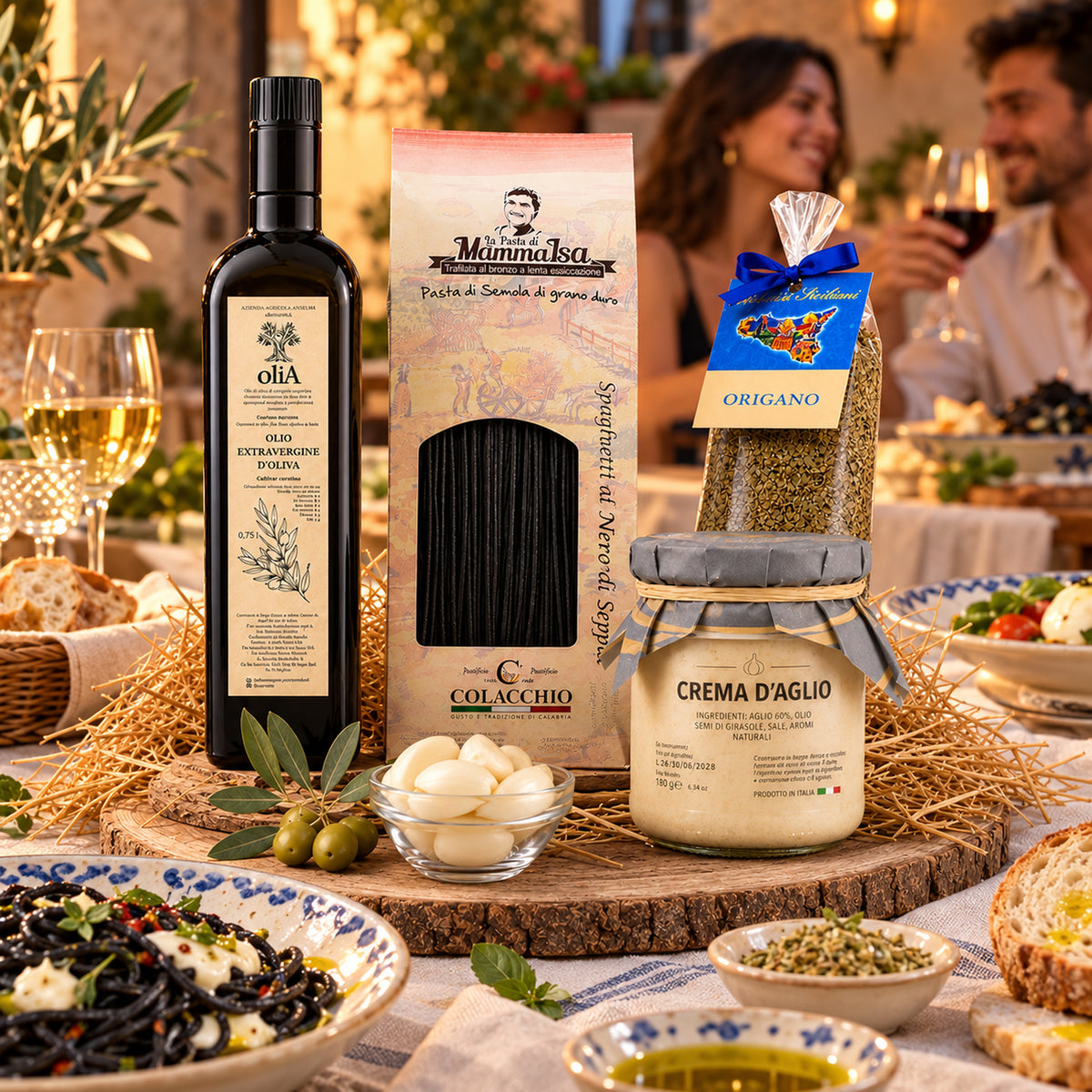 italienische Feinkostpaket „Nero di Seppia“ – Bio Olivenöl, schwarze Spaghetti, Knoblauchcreme & Oregano italienische Feinkostpaket – Italienische Tischatmosphäre mit Gästen