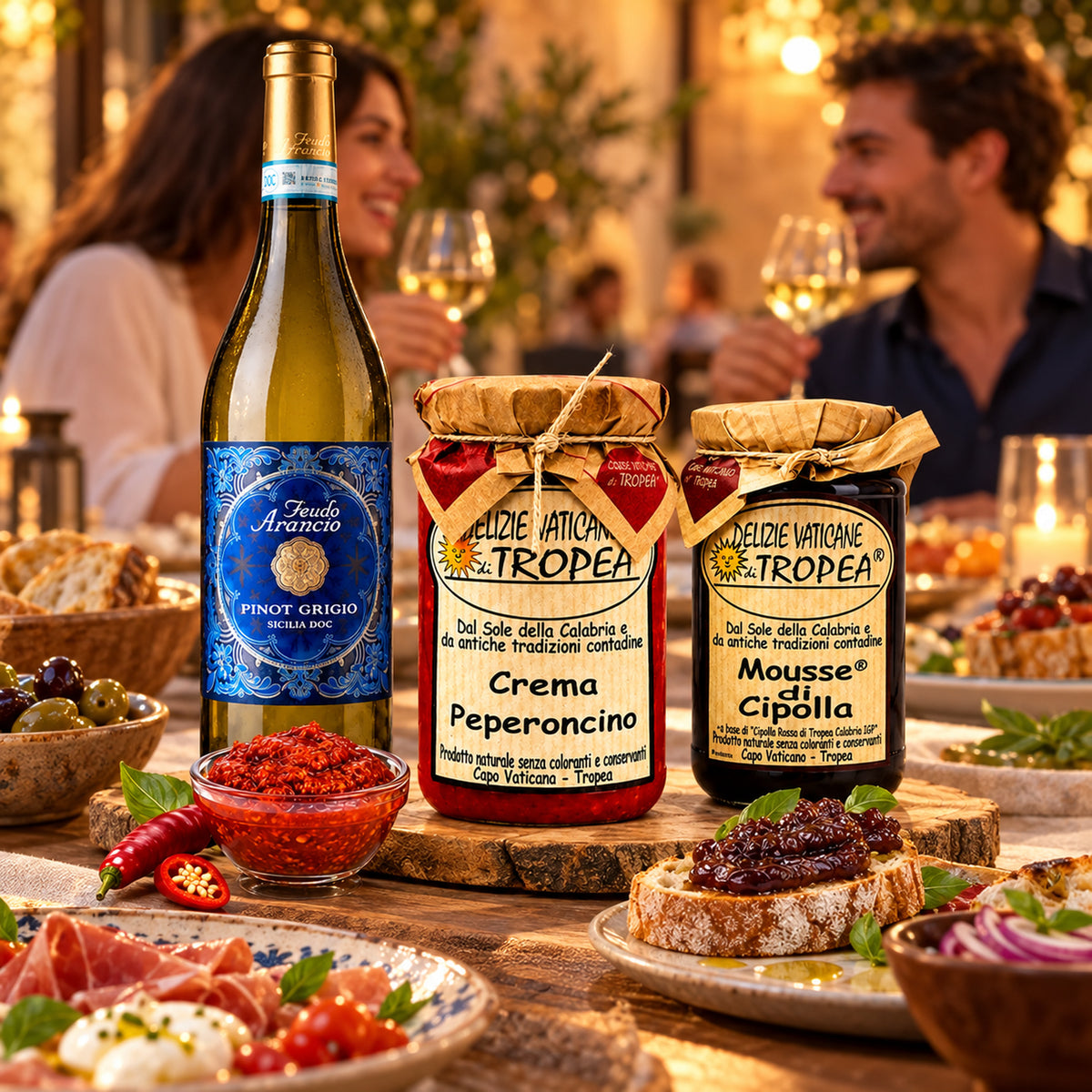 Italienisches Genuss-Paket mit Pinot Grigio – Italienische Tischatmosphäre mit Gästen