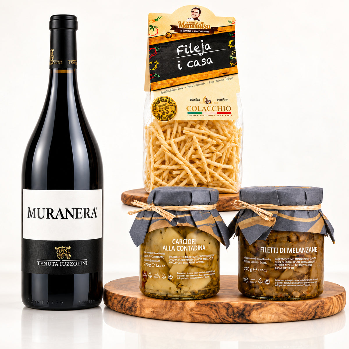 Italienisches Genuss Paket Calabria – Pasta, Antipasti & Muranera Wein – Produktset auf der originalen Unterlage