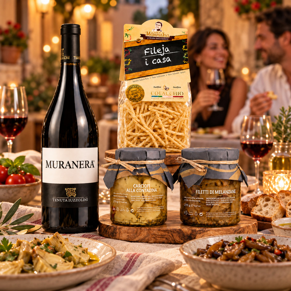 Italienisches Genuss Paket Calabria – Pasta, Antipasti & Muranera Wein – Italienische Tischatmosphäre mit Gästen