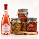 Sizilianisches Aperitivo Paket – Roséwein & italienische Antipasti – Produktset auf der originalen Unterlage