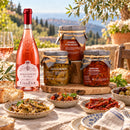 Sizilianisches Aperitivo Paket – Roséwein & italienische Antipasti – Serviervorschlag auf einer italienischen Terrasse