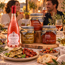 Sizilianisches Aperitivo Paket – Roséwein & italienische Antipasti – Italienische Tischatmosphäre mit Gästen