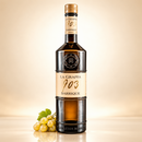 Grappa 903 Barrique – Bonaventura Maschio – 700 ml – Flasche auf cremefarbenem Hintergrund mit Trauben und Spiegelung