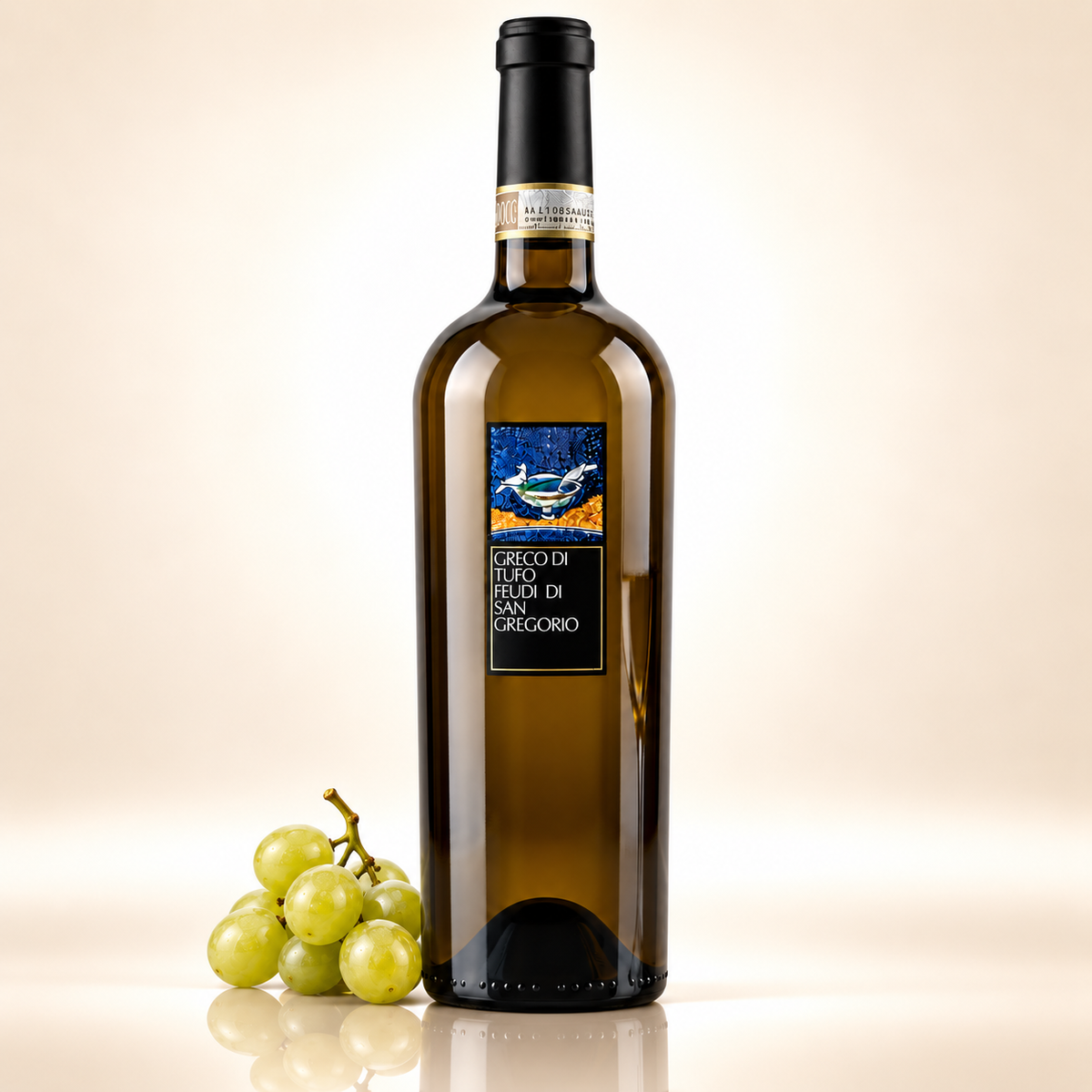 Greco di Tufo Feudi di San Gregorio 2023 – 750 ml – mit weißen Trauben auf cremefarbenem Hintergrund mit Spiegelung