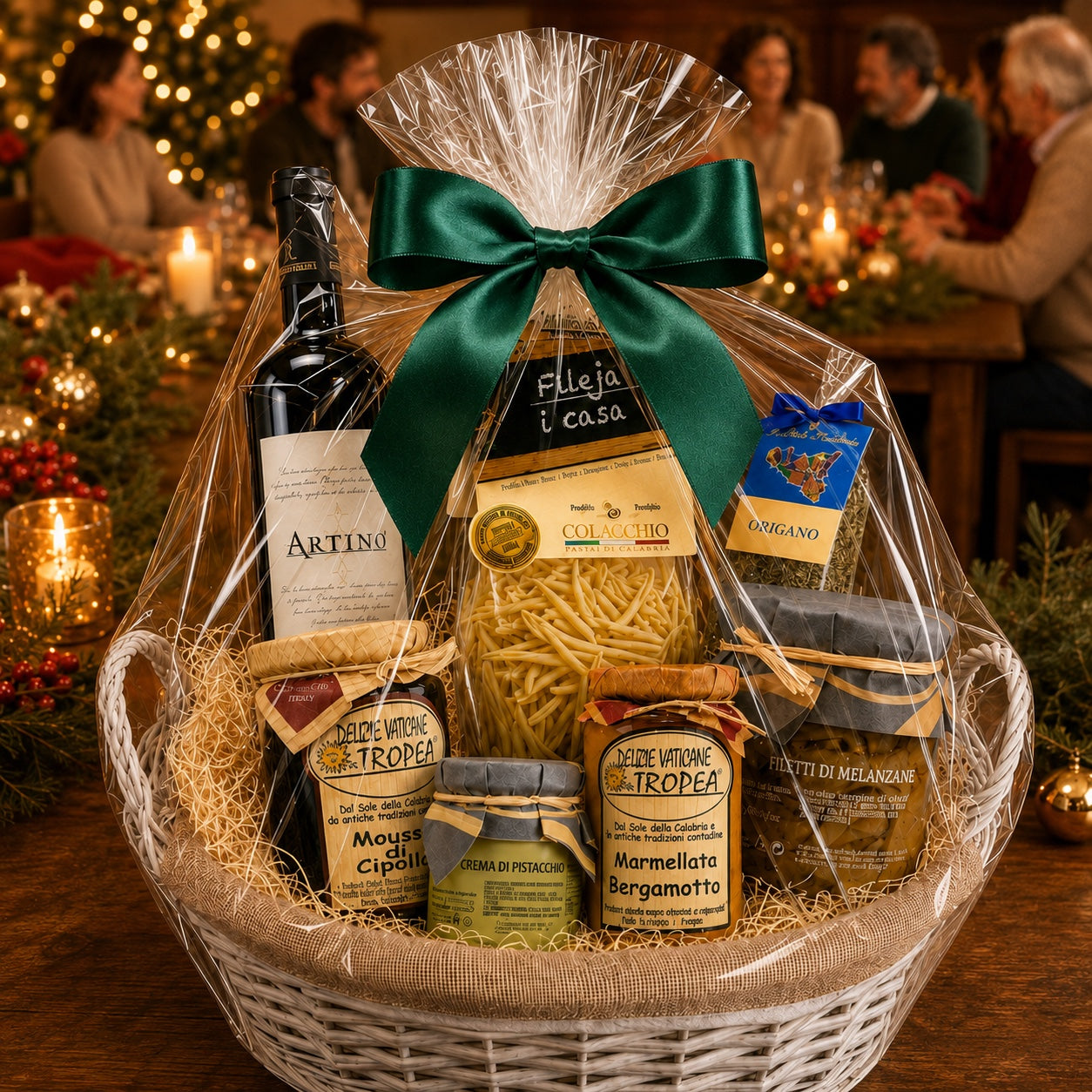 Italienischer Geschenkkorb zu Weihnachten mit grüner Schleife an einer festlichen Tafel