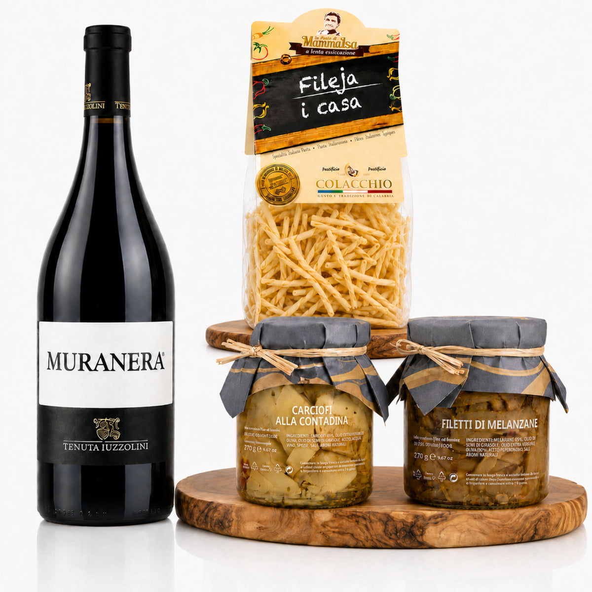 Italienisches Genuss Paket Calabria mit Muranera Wein, Fileja Pasta auf erhöhter Olivenholz-Etage sowie Carciofi und Filetti di Melanzane