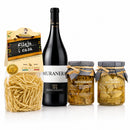 Italienisches Genuss Paket Calabria mit Fileja Pasta, Muranera Rotwein, Filetti di Melanzane und Carciofi auf weißem Hintergrund