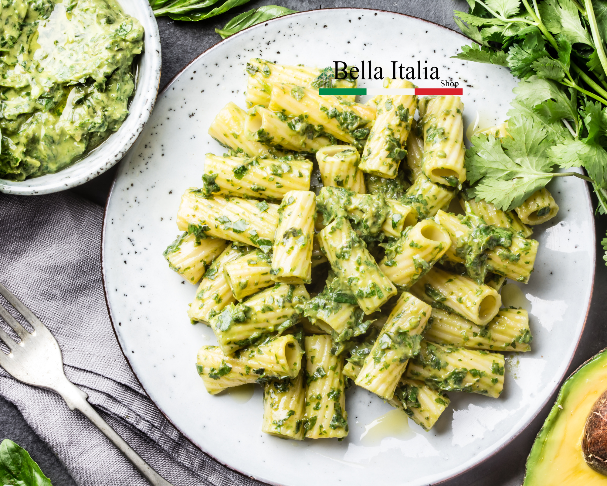 Frische Pasta Rigatoni mit cremigem Pesto-Avocado-Soße, serviert mit frischen Kräutern – ein leichtes und gesundes italienisches Gericht.