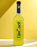Limoncè Limoncello aus Italien – zitroniger Likör in gelber Flasche, eiskalt serviert, italienische Spezialität
