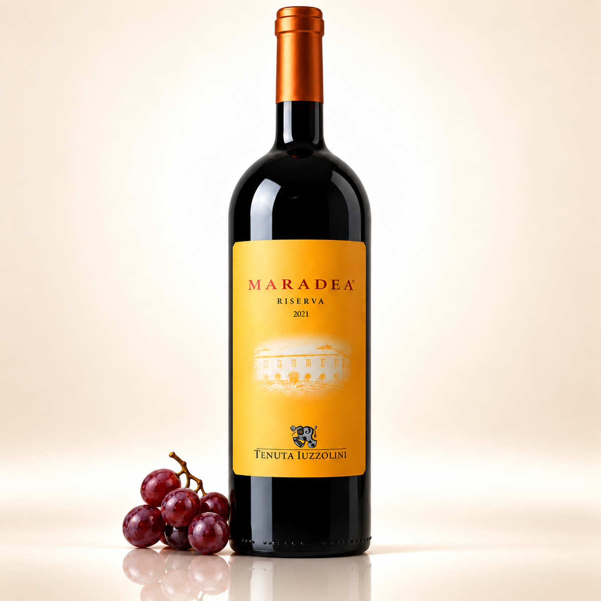 Maradea Tenuta Iuzzolini Magnum – 1,5 l – mit roten Trauben auf cremefarbenem Hintergrund mit Spiegelung