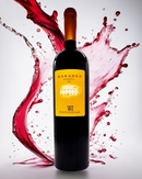 Flasche Maradea Rotwein von Tenuta Iuzzolini mit frischen Trauben und dynamischem Weinsplash – idealer italienischer Rotwein aus Kalabrien.