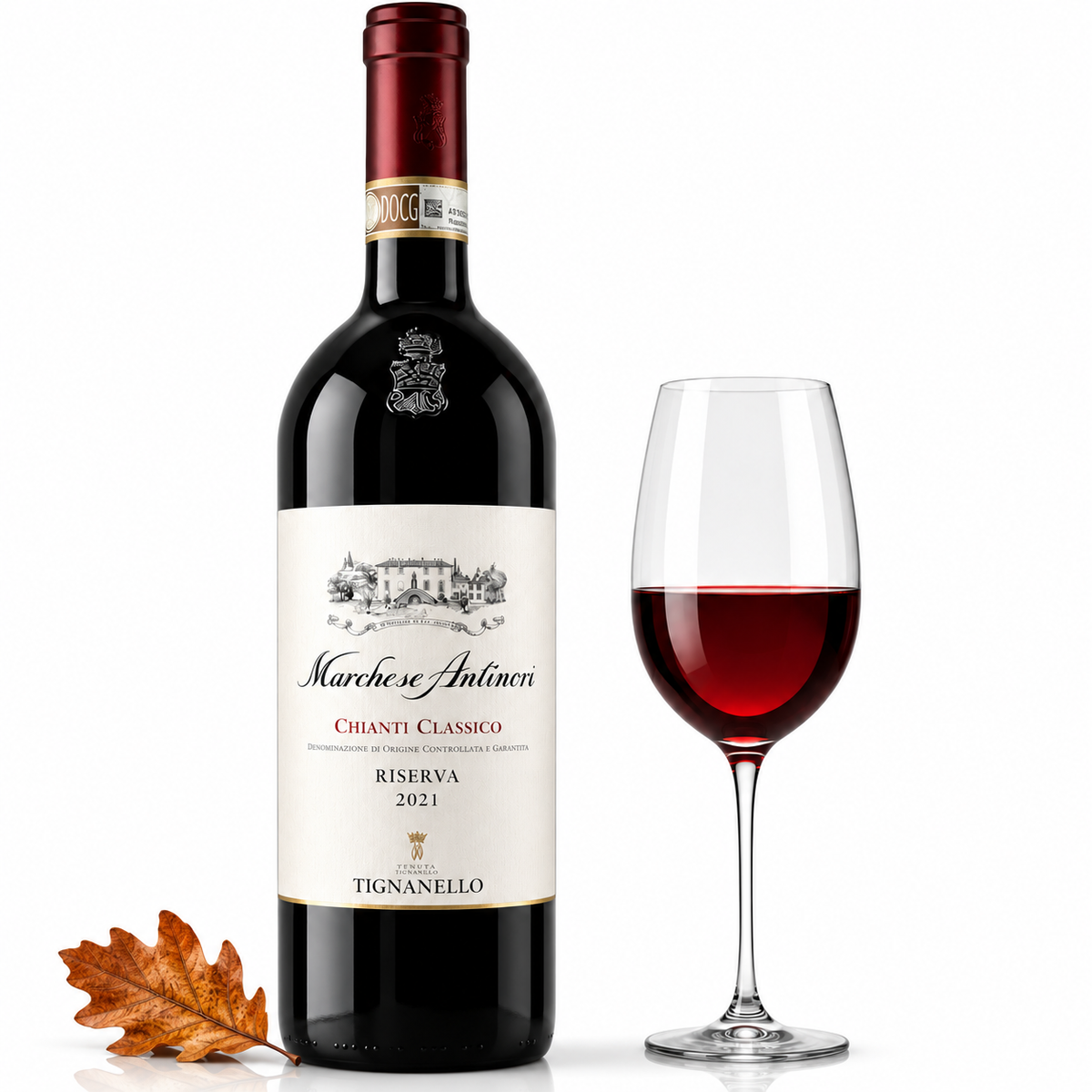 Marchese Antinori Chianti Classico Riserva 2021 Rotwein mit Weinglas und herbstlichem Eichenblatt