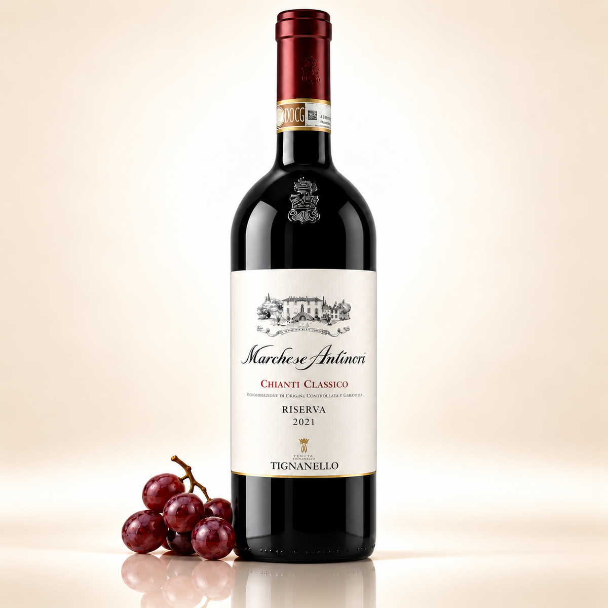 Marchese Antinori Chianti Riserva 2021 – 750 ml – mit roten Trauben auf cremefarbenem Hintergrund mit Spiegelung