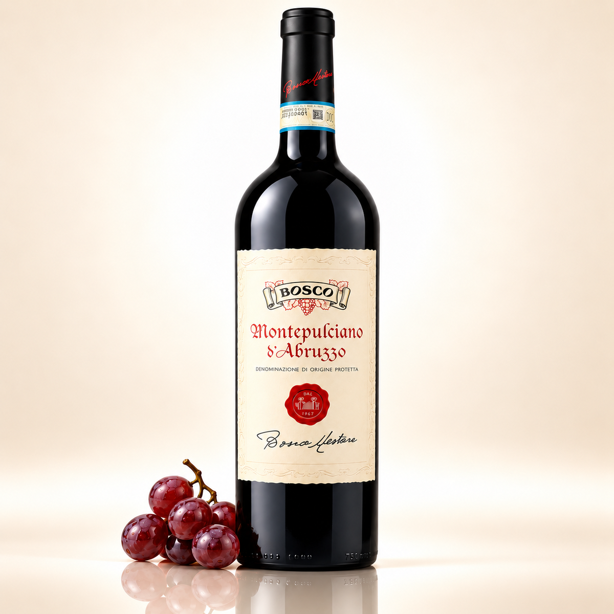 2021 Montepulciano d'Abruzzo DOC Bosco Nestore – Italienischer Rotwein aus Abruzzen – 750 ml – mit roten Trauben auf cremefarbenem Hintergrund mit Spiegelung