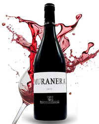 Muranera Rotwein 2023 von Tenuta Iuzzolini – italienischer Rotweinflasche mit spritzendem Weinglas auf weißem Hintergrund