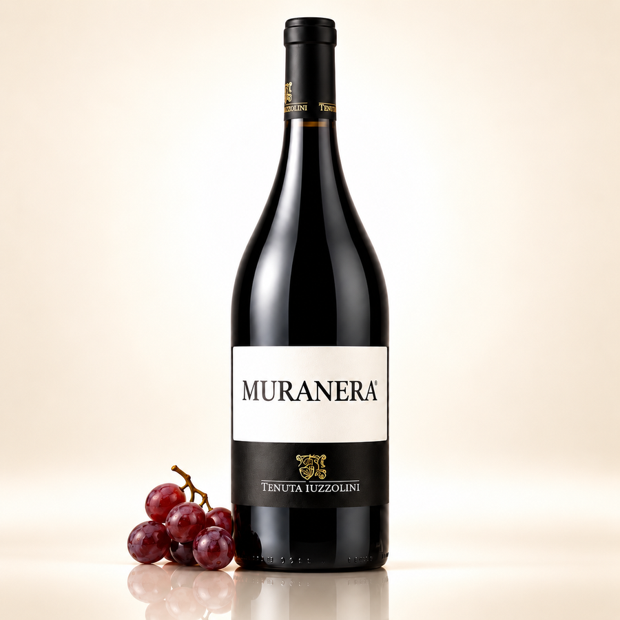 Muranera IGT 2024 Tenuta Iuzzolini mit roten Trauben auf cremefarbenem Hintergrund mit Spiegelung