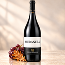Muranera IGT 2024 von Tenuta Iuzzolini mit roten Trauben und Herbstblatt auf hellem cremefarbenem Hintergrund mit Spiegelung
